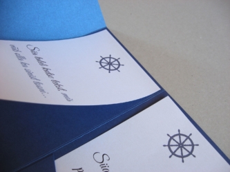 Mereteemalise pulmakutse näidis. Kasutatud sädelevaid kartonge ja pabereid.