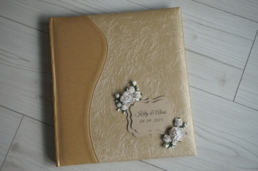 Poest soetatud albumile tegin sobiva sildi ja lisasin kaunistuseks mõned lilled.