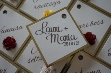 Ametimärgid, tagumisel küljel on pruutpaari logo