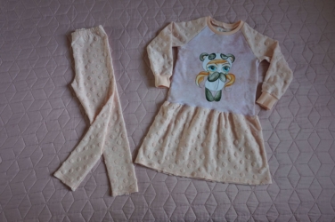 Pehmete mummudega retuusid ja kleit. Suurus mõlemad 110.