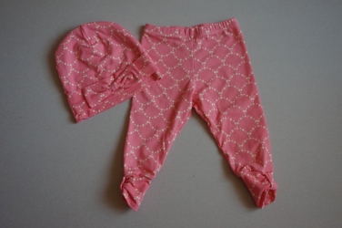 Trikotaažist retuuspüksid ja lipsuga müts