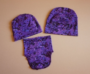 Mütsid ja kaelussall, materjaliks puuvillatrikotaaž.